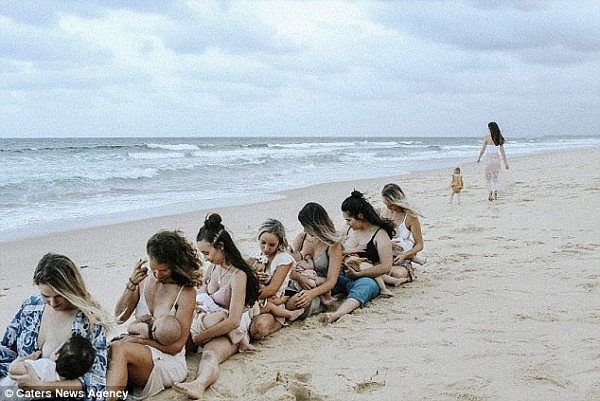 超吸睛！澳洲海滩惊现14名裸体少妇 集体喂奶照红遍网络（组图） - 3