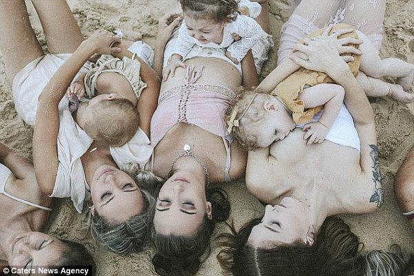 超吸睛！澳洲海滩惊现14名裸体少妇 集体喂奶照红遍网络（组图） - 5