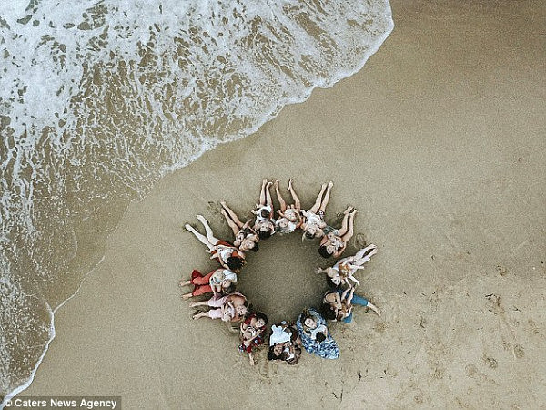 超吸睛！澳洲海滩惊现14名裸体少妇 集体喂奶照红遍网络（组图） - 6