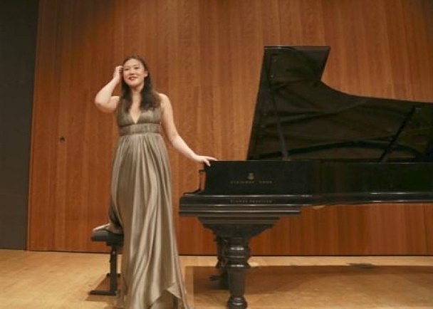 厉害！华裔“天才钢琴女孩” 在小皇宫开独奏会（图） - 1