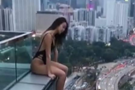 女子穿性感泳衣危坐酒店顶楼边神情自若 场面惊险视频走红网络