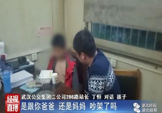 被爸爸赶出家门，十来岁少年仅穿裤衩坐公交···原因太扎心了！