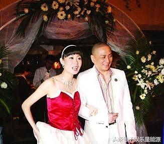 60岁汤镇业全家照，娇妻身材好，6个儿女颜值高，要给私生子名分