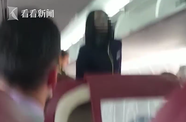 “不想黑人坐旁边”白人男子种族歧视，霸气空姐将其赶下飞机：出口在那边 - 1