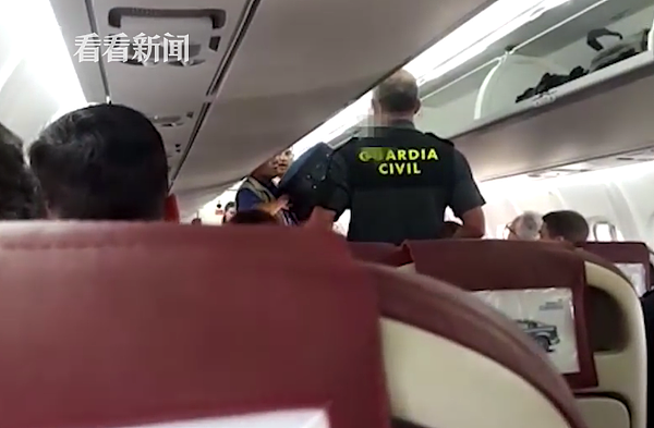 “不想黑人坐旁边”白人男子种族歧视，霸气空姐将其赶下飞机：出口在那边 - 3
