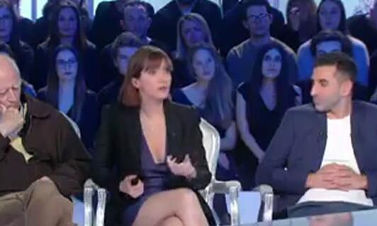 法国女议员低胸短裙上节目被批 网友：低胸或超短裙只可选其一