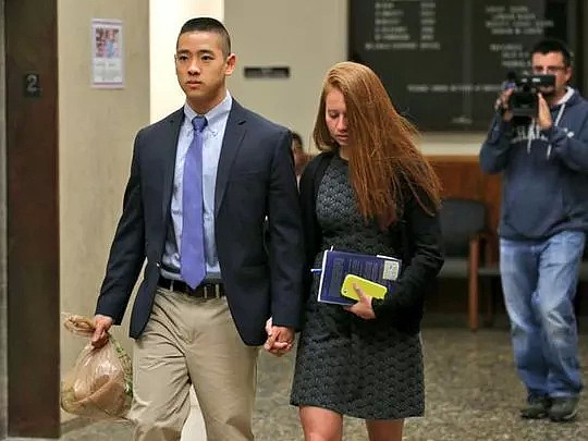 19岁华裔富二代连开数枪打死家暴父亲，法官疑其替母顶罪当庭释放 ​ - 19
