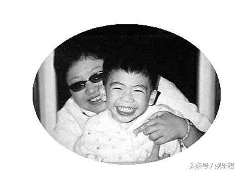 47岁韩红全家照，曾被母亲抛弃，为儿子放弃爱情，奶奶是她的痛！