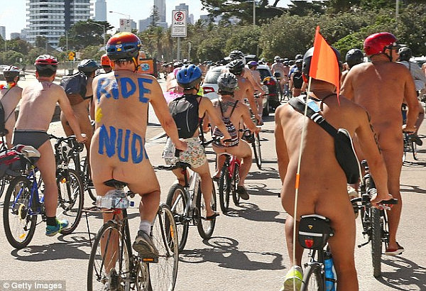 超吸睛！数百人在澳洲街头集体脱光光 裸骑单车呼吁民众注意交通安全（组图） - 1
