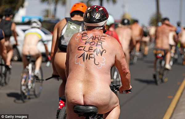 超吸睛！数百人在澳洲街头集体脱光光 裸骑单车呼吁民众注意交通安全（组图） - 4