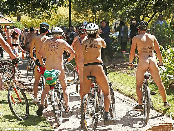 超吸睛！数百人在澳洲街头集体脱光光 裸骑单车呼吁民众注意交通安全（组图） - 8