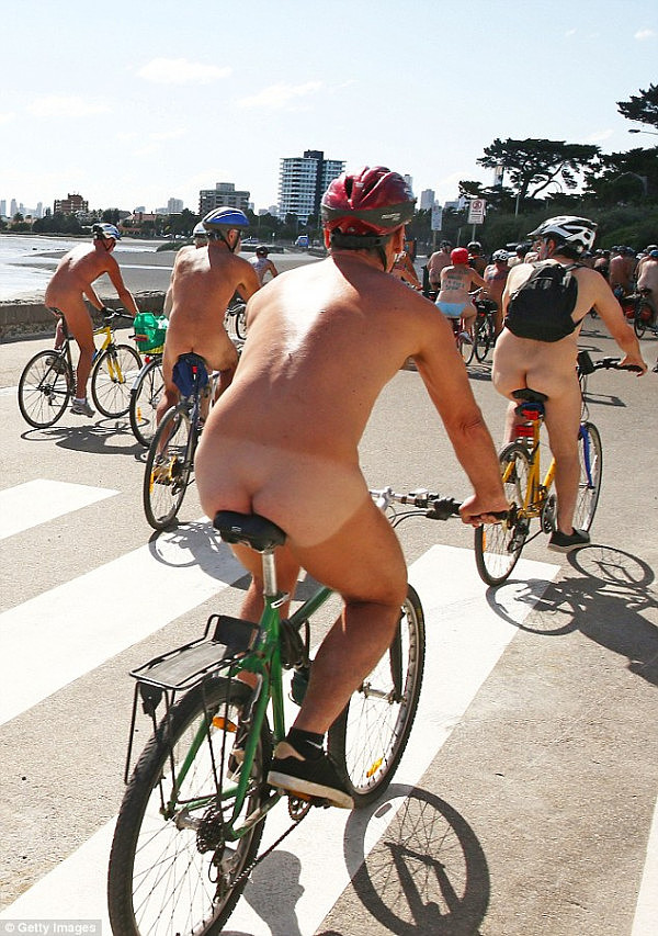 超吸睛！数百人在澳洲街头集体脱光光 裸骑单车呼吁民众注意交通安全（组图） - 7