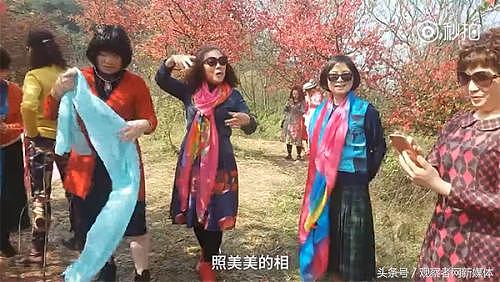阿姨们照相带7条丝巾“凹造型” 听说中国妈妈一条丝巾走天下？