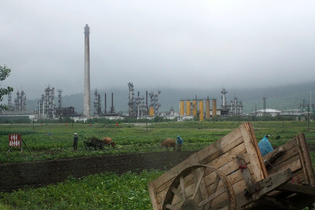 农民在胜利化工厂外的田野里干活。该厂是接近朝鲜、俄罗斯、中国边界的一家炼油厂。去年12月，联合国安理会极大削减了朝鲜的精炼石油年进口限额。