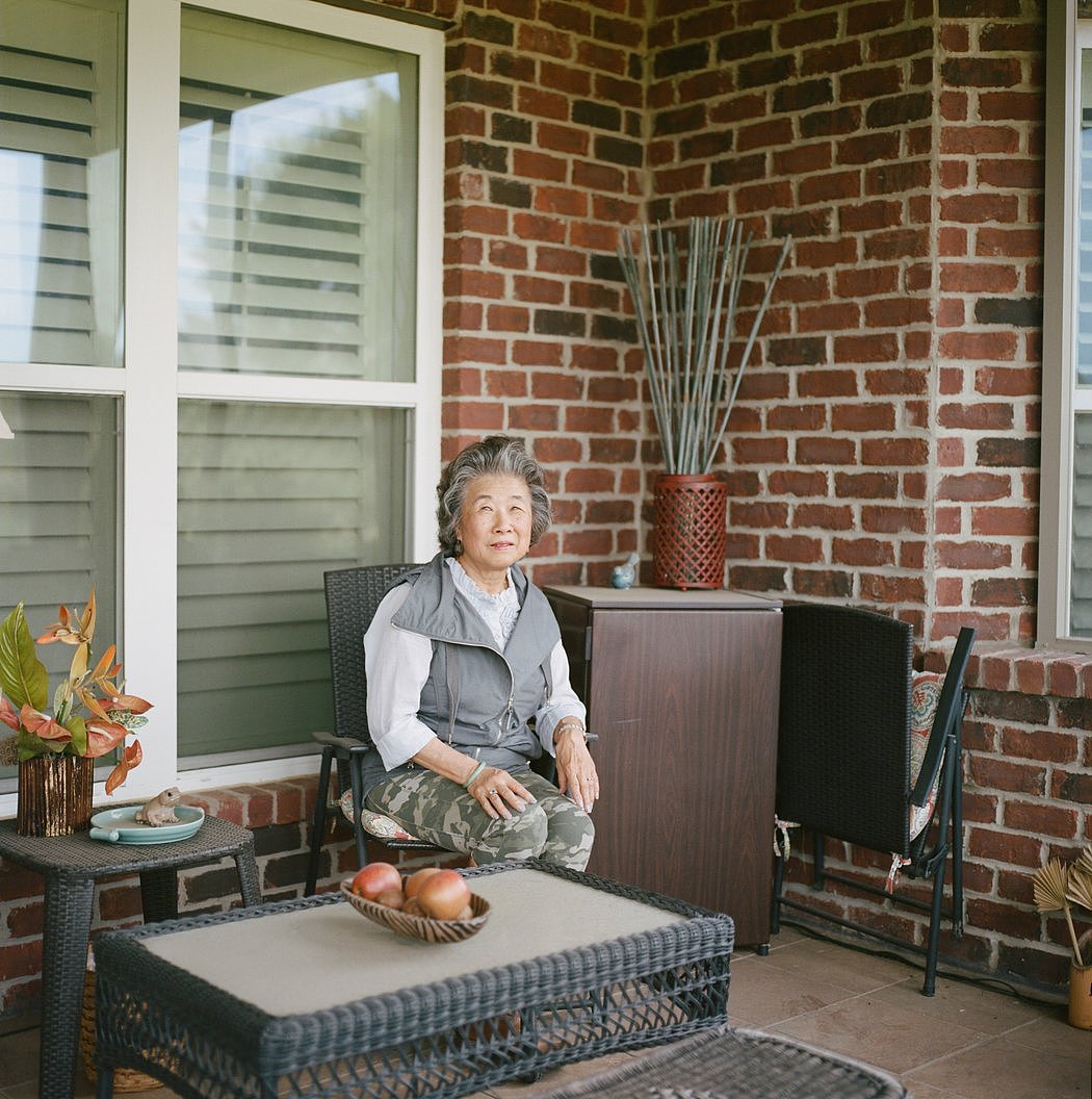 退休图书管理员弗里达·管坐在密西西比州克利夫兰的家中。