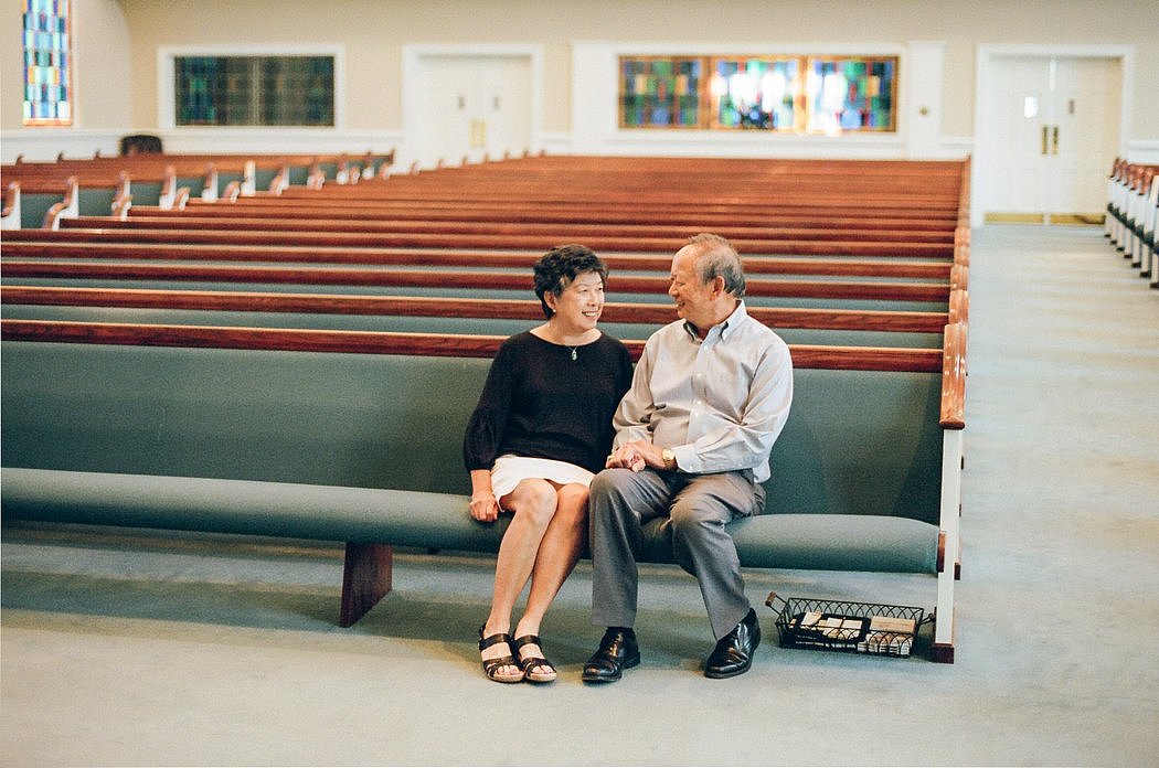 周瑞林和周春莉坐在密西西比当地的教堂长椅上。
