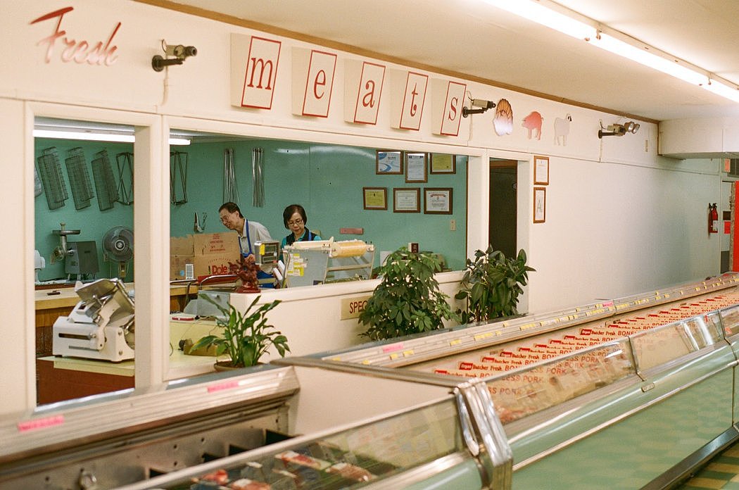 雷蒙德·王在密西西比州克拉克斯代尔的Foodland市场。它的内部装潢从诞生起就没有变过。