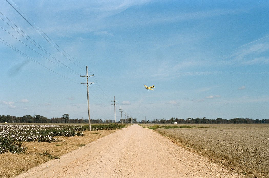密西西比州克拉克斯代尔，一架撒农药的小飞机飞过田野。