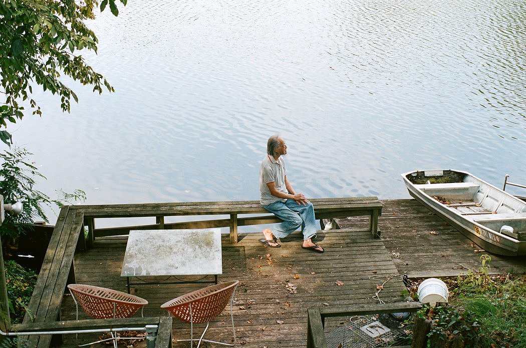 史蒂夫·叶在自家后院的湖边休息。