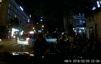 闹市区，杭州男子抡起共享单车猛砸路虎奥迪：狗都欺负我！