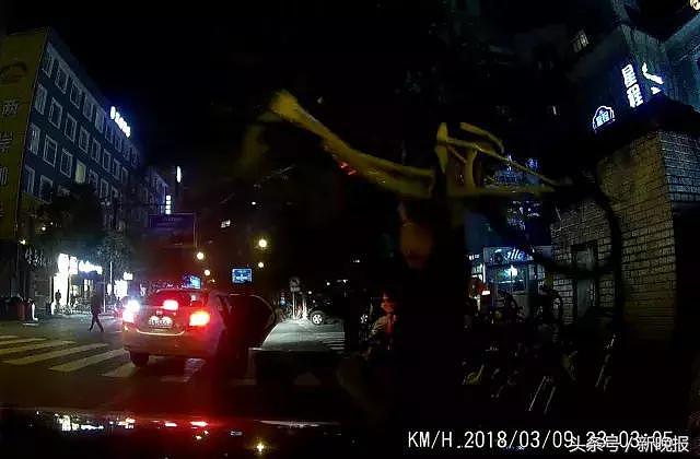 闹市区，杭州男子抡起共享单车猛砸路虎奥迪：狗都欺负我！