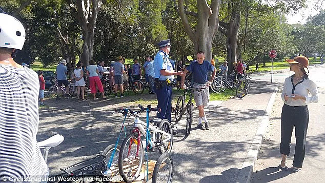 悉尼公园的小树林里，大批警察偷偷猫在七辆警车后，蹲守一群骑自行车的人..... - 10