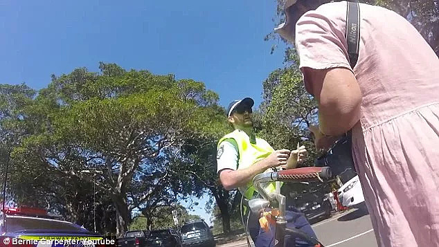 悉尼公园的小树林里，大批警察偷偷猫在七辆警车后，蹲守一群骑自行车的人..... - 14