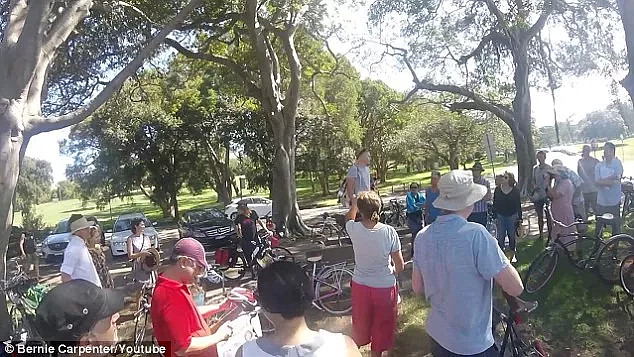 悉尼公园的小树林里，大批警察偷偷猫在七辆警车后，蹲守一群骑自行车的人..... - 18