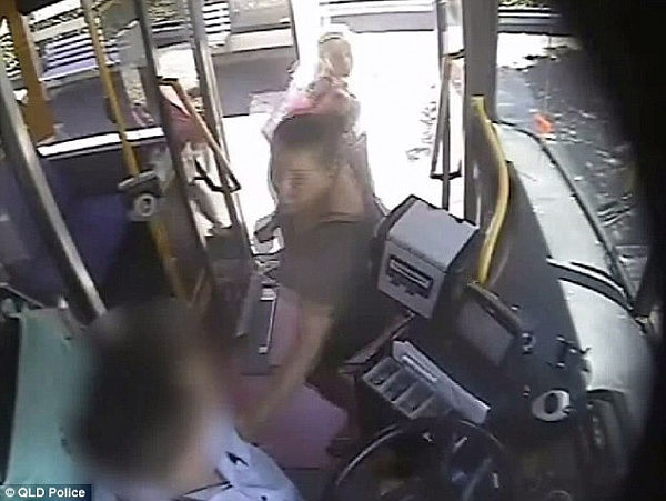 4A65046D00000578-5526129-A_woman_punched_a_bus_driver_in_the_face_in_a_dispute_over_a_far-a-4_1521620719041.jpg,0