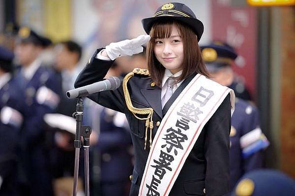 日警方邀女明星当“一日警察署长”游街被围观 网民：逮捕我吧