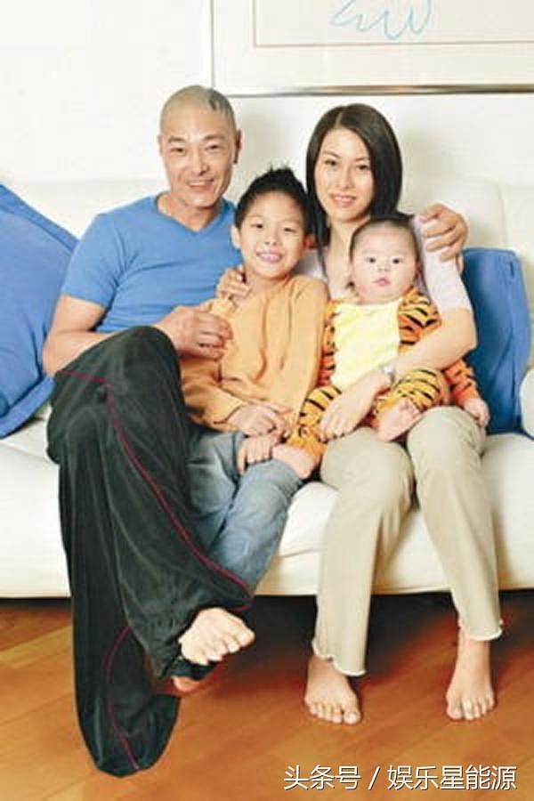 58岁卢惠光全家照，两个儿子帅气，曾与成龙交恶被赵文卓踢断脖子