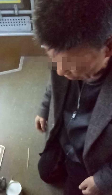 少女公交上揪出咸猪手，男子磕头认错，求饶不成跳窗逃走 - 5