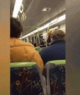 你见过有人在火车上尿尿吗？你见过有人在公交车上耍杂技吗？墨尔本公交车 百姓大舞台 - 10