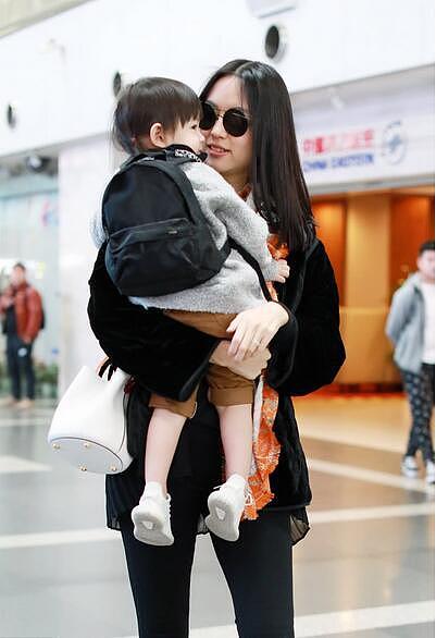 张梓琳抱女儿出行， 因为给女儿露腿被网友喷了