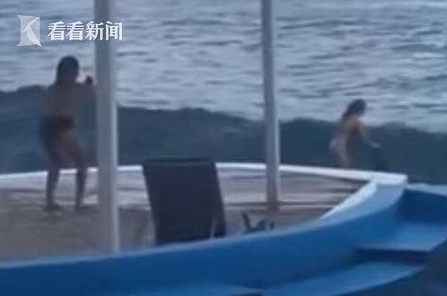 惊！比基尼女子海边拍美照，怒浪击岩下一秒凭空消失...（组图） - 1