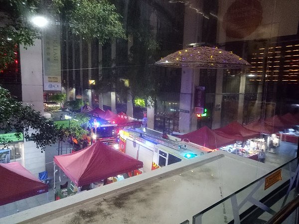 悉尼唐人街夜市昨晚发生火灾！疑似瓦斯泄露！多辆消防车到现场，道路一度封闭！（视频） - 4
