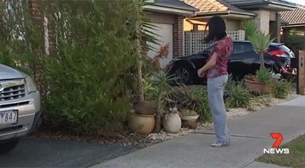 亚裔女子拿起锯子和邻居对峙，竟是为了一盆植物！事态升级惊动警方（图） - 2