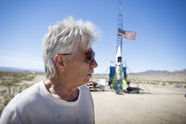 他坚信地球是平的，美国老“民科”造火箭把自己发射到500米高空 - 1