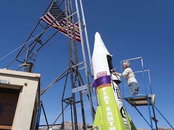 他坚信地球是平的，美国老“民科”造火箭把自己发射到500米高空 - 4