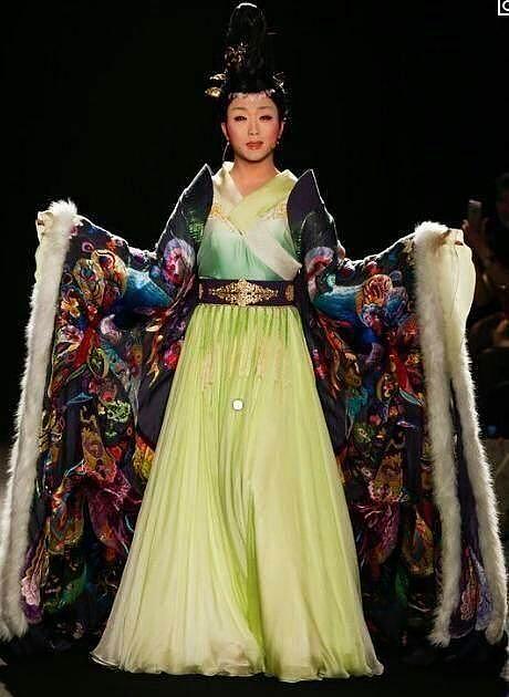 近40的李玉刚站在了巴黎时装周的舞台上，老外眼睛都绿了
