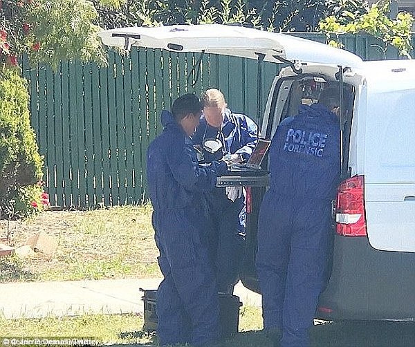 45825E3900000578-4999414-West_Australian_forensic_police_at_the_scene_of_the_attack_on_an-a-15_1508473009396.jpg,0