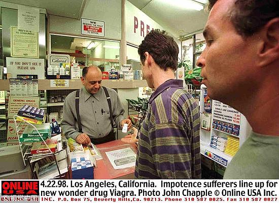 1998年4月22日，美国洛杉矶，当地人排队购买万艾可的报道。/视觉中国