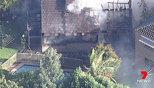 突发！悉尼MQ大学外民宅起火，火势熊熊屋顶烧穿！3人被烧伤，两人伤重危殆！（组图） - 14