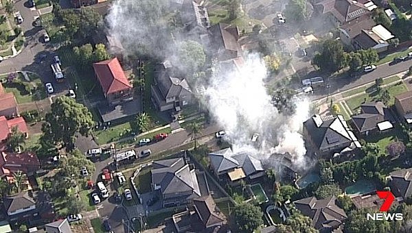 突发！悉尼MQ大学外民宅起火，火势熊熊屋顶烧穿！3人被烧伤，两人伤重危殆！（组图） - 13
