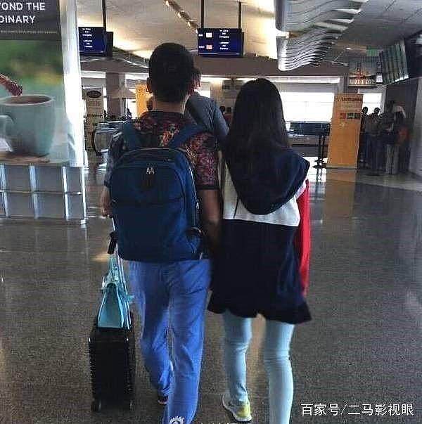 网友机场偶遇刘强东夫妇，二人的腿型真有夫妻相 - 2