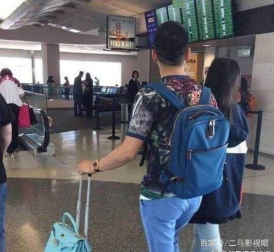 网友机场偶遇刘强东夫妇，二人的腿型真有夫妻相 - 3