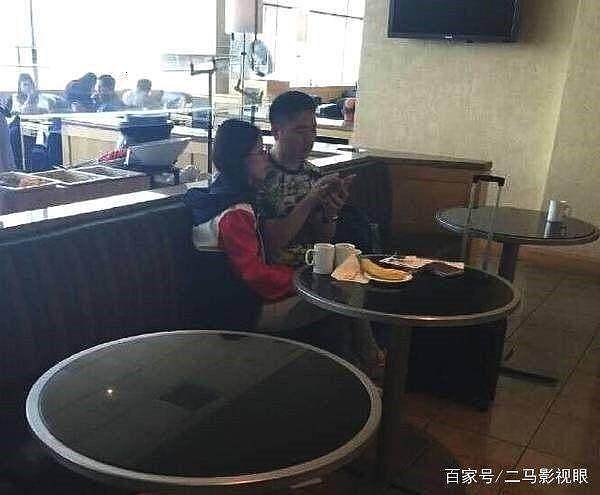 网友机场偶遇刘强东夫妇，二人的腿型真有夫妻相 - 4