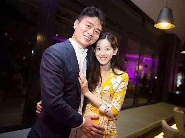 网友机场偶遇刘强东夫妇，二人的腿型真有夫妻相 - 7