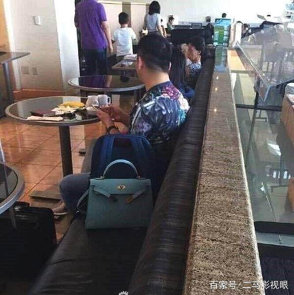 网友机场偶遇刘强东夫妇，二人的腿型真有夫妻相 - 5