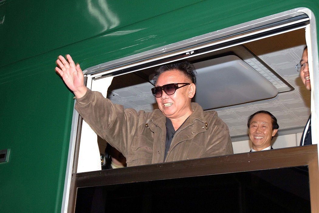 2006年，朝鲜前领导人金正日搭乘火车。有传言指其害怕坐飞机，喜欢乘火车旅行。